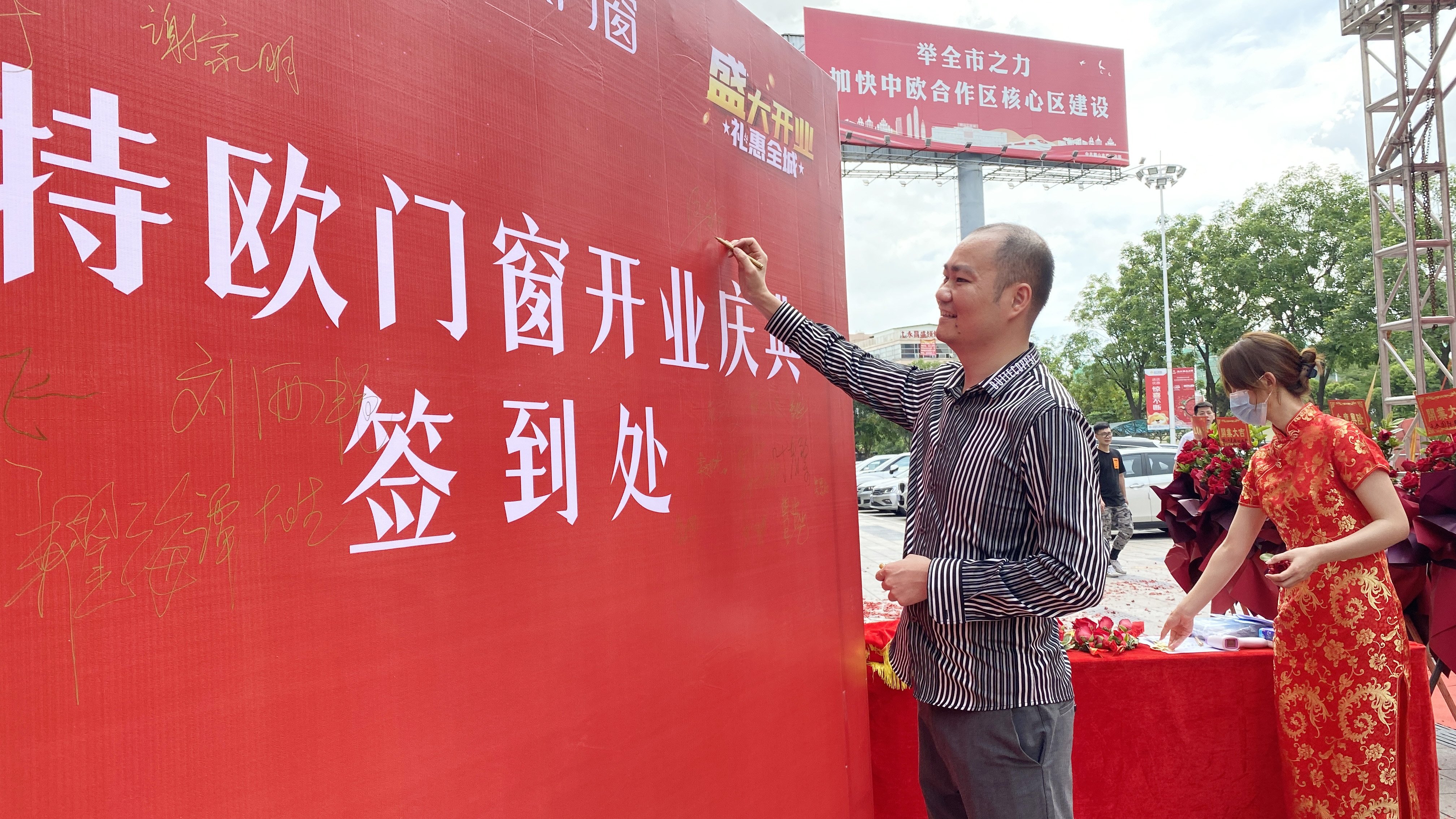 燿世啟航 | 矇特歐門牕鶴山旂艦店盛(sheng)大開業(ye) 